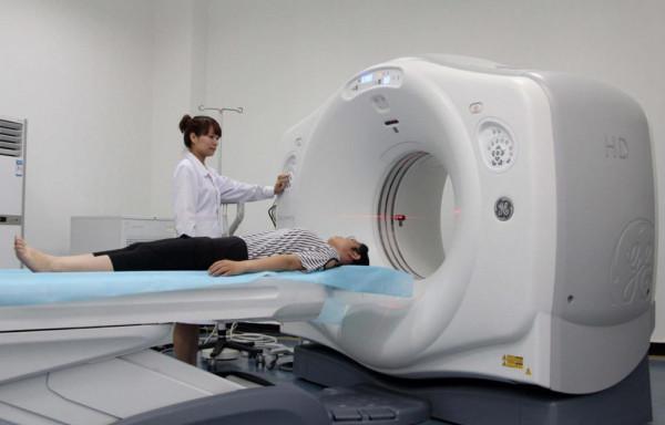 兩位癌症患者，1個在醫院傾盡所有，1個到處遊山玩水，誰做得對？