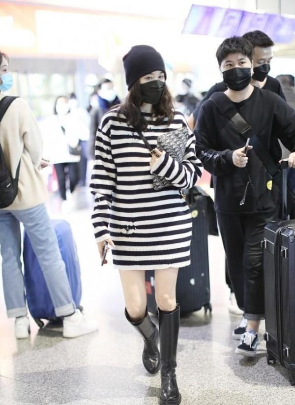 王子文身材太瘦了，穿針織套裝配腰包挺單薄，難怪當媽還談姐弟戀