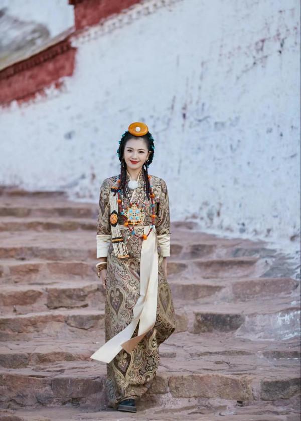 劉濤美到了西藏，穿一身藏袍配髒辮有異域風情，意外有了公主氣質