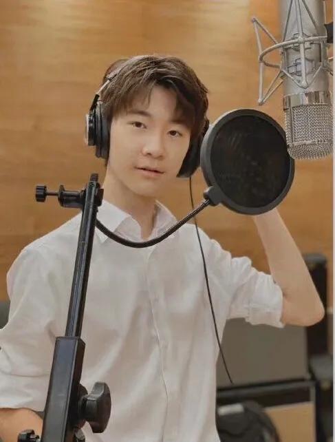 14歲張悅軒逼近1米8!何炅真沒想到被張亮兒子身高碾壓來得那麼快 14歲張悅軒逼近1米8!何炅真沒想到被張亮兒子身高碾壓來得那麼快