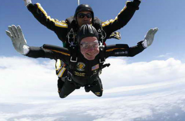 2018年老布什葬禮：希拉里無視特朗普，小布什再次給米歇爾遞糖