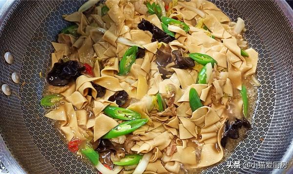 白菜和幹豆腐熱乎乎地燉一鍋，吃完渾身暖和，上桌連湯汁都不剩