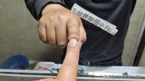 住酒店時，看到這種鏡子最好要留心，可能是雙面透視鏡，提示家人