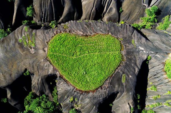 湖南郴州：“丹霞之心”自然奇觀惟妙惟肖