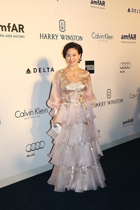 “賭王接班人”扮嫩失誤，穿粉色蛋糕裙反倒更顯老，但氣質仍線上