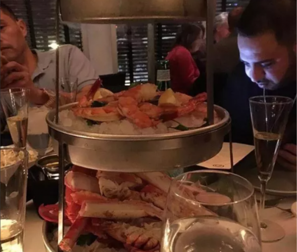 窮小子冒充沙特王子行騙30年，豪車名牌傍身，因一道燻火腿露破綻