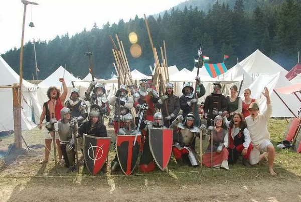 古代草原民族偏愛使用彎刀,而漢族人卻愛使用直刀,這是為何呢? 古代草原民族偏愛使用彎刀,而漢族人卻愛使用直刀,這是為何呢?