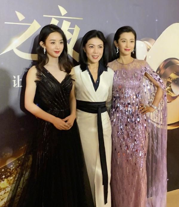 趙麗穎現身央視春晚彩排，穿毛呢外套戴綠圍巾，配運動褲好真實