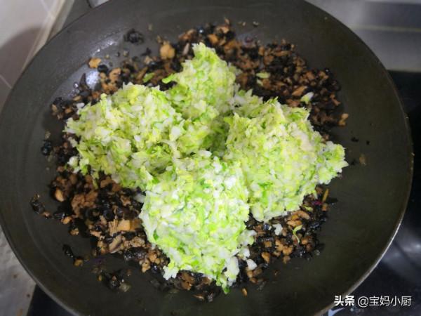 包子餡咋調好吃？老媽用了幾十年的調餡法，放啥菜都香，一次成功