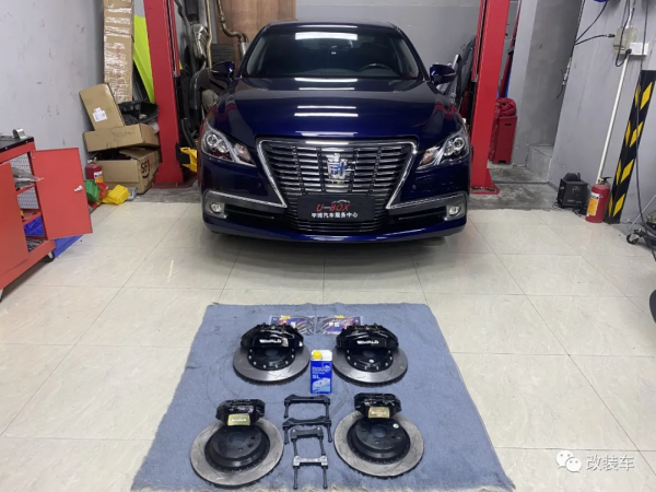 簡約又不失內涵的日規14代目豐田皇冠，只是為了完成兒時的夢