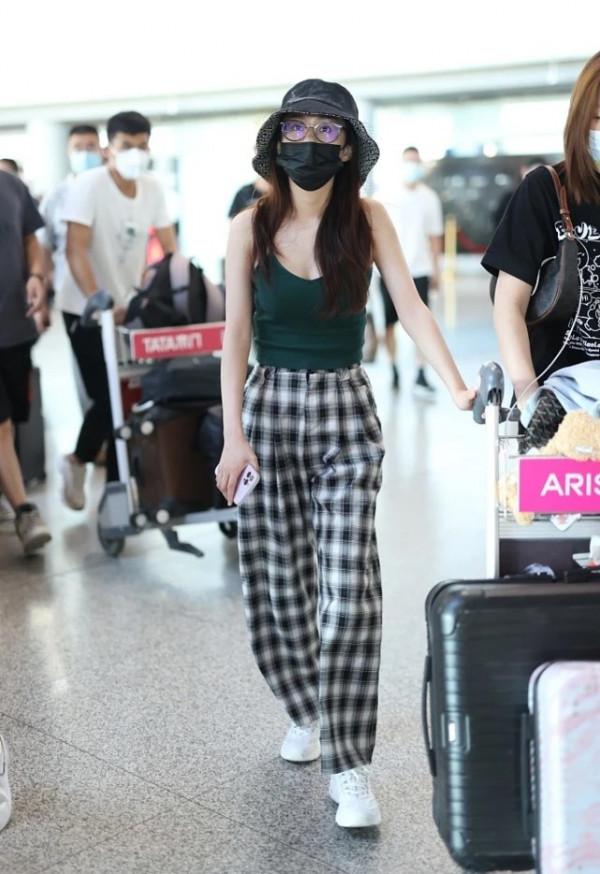 鄭合惠子這樣穿真養眼，吊帶衫+格子褲文藝隨和，還打造出好身材