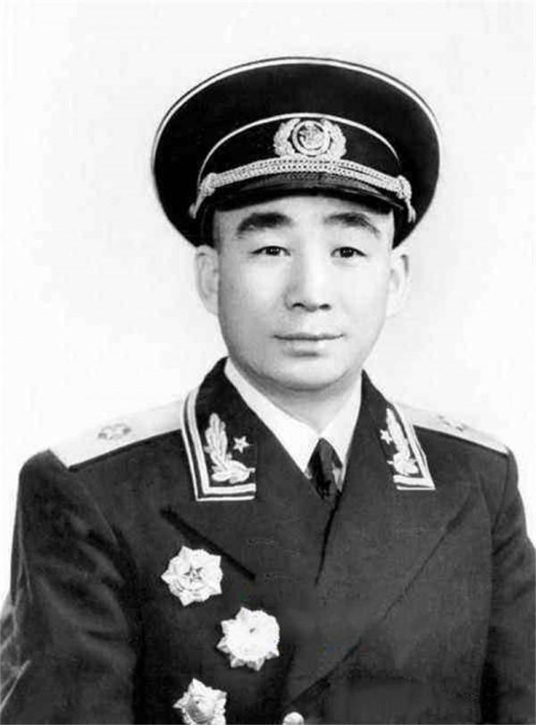 開國少將攜妻衣錦還鄉，發現老家有位衣衫襤褸的妻子，苦等22年