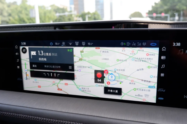 能顯示紅綠燈秒數？體驗福特車路協同系統，再也不怕大貨車擋視線