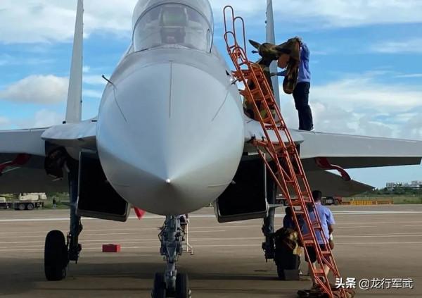 罕見，官方證實J16D強大足以匹敵F22，專家：F22單挑沒優勢