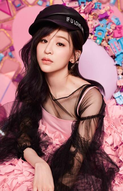 “甜心教主”王心凌難得露面，穿拼色短衫顯甜美，鎖骨太“秀”