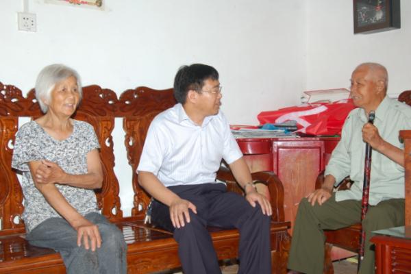 河南86歲老兵接受慰問,牆上老照片嚇壞省委書記,緊急聯絡軍區 河南86歲老兵接受慰問,牆上老照片嚇壞省委書記,緊急聯絡軍區