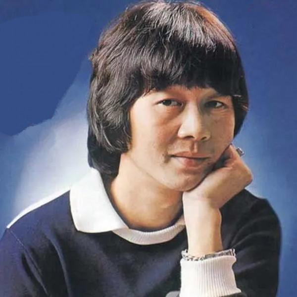 許冠英去世10年!許冠文與其畫像合影引淚目,曾後悔對弟弟太嚴厲 許冠英去世10年!許冠文與其畫像合影引淚目,曾後悔對弟弟太嚴厲