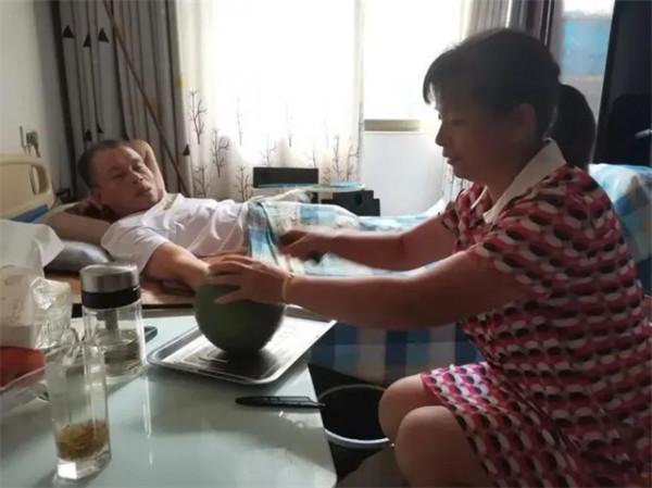 女子帶前夫改嫁16年，住在同一屋簷下，兩任丈夫成好兄弟