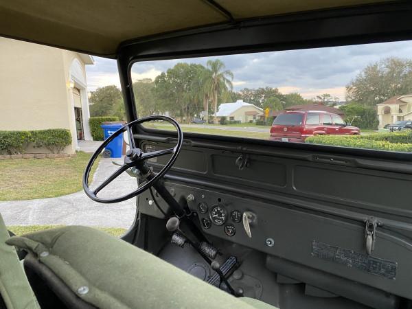 越野車的鼻祖，一塵不染的1950年威利斯吉普車