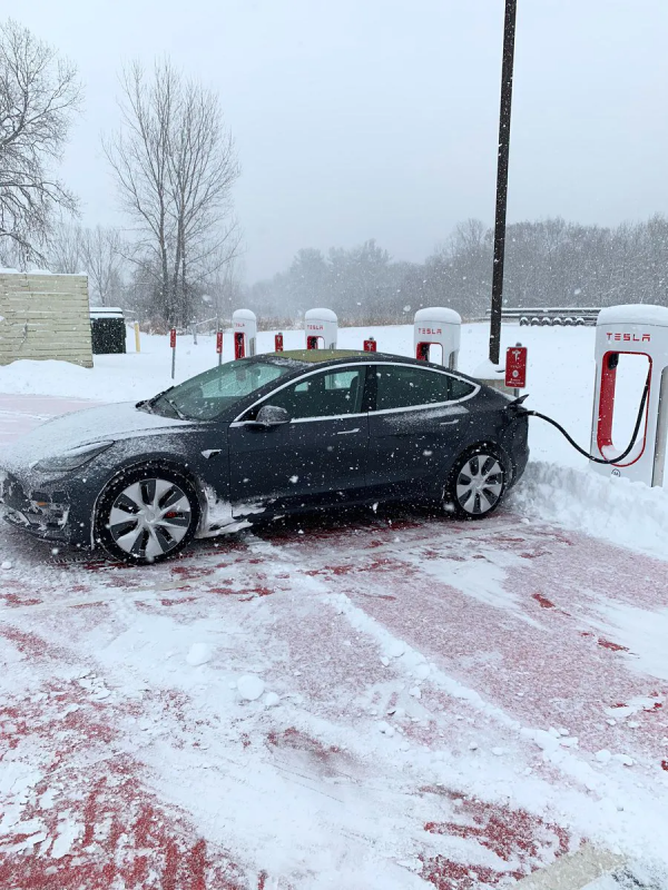 如果遇上冬天堵車，特斯拉汽車能為你供暖多久？