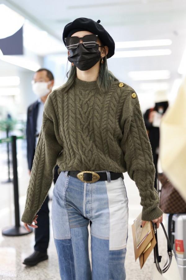 孟美岐穿墨綠色絞花毛衣搭配拼接直筒牛仔褲,戴貝雷帽溫暖時髦 孟美岐穿墨綠色絞花毛衣搭配拼接直筒牛仔褲,戴貝雷帽溫暖時髦