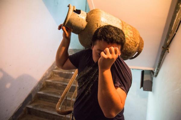 退伍老兵扛16年煤氣罐，把養女培養成女博士，親生父母得知要認親