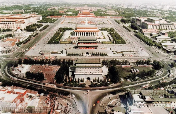北平被60萬噸垃圾覆蓋，天安門也破爛不堪，臨近開國大典如何應對