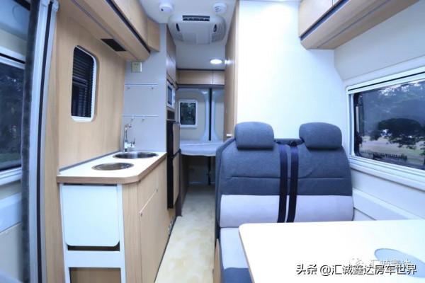 ​大通4人版柴油自動擋房車！簡潔佈局，還設多種實用設計