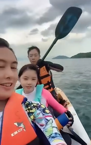 黃貫中與妻女分離4月，曬出遊舊影片難掩思念，女兒出鏡像極朱茵