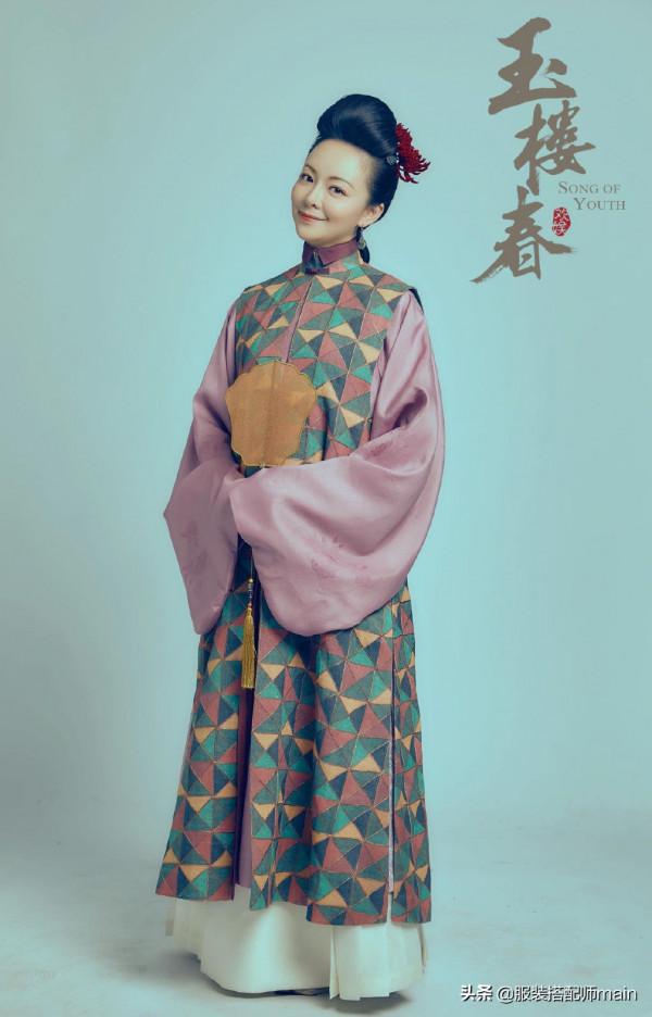 昔日上戲班花，演過迪麗熱巴、羅晉的母親，父親更是國家一級演員