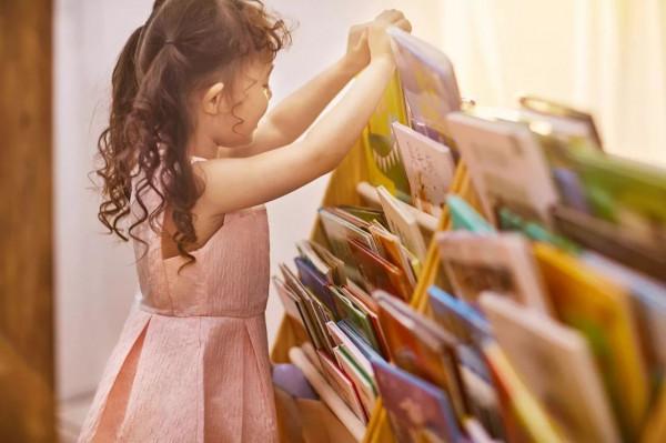 寶寶有這個表現,說明學習敏感期到了,稍微引導就是學霸 寶寶有這個表現,說明學習敏感期到了,稍微引導就是學霸