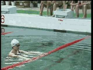 爬泳與仰泳前滾翻轉身的兩個動作要領和五個練習方法