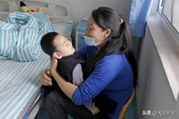 男童突然發病確診重症,爸爸藉故外出,耳聾媽媽獨自帶他艱難求醫 男童突然發病確診重症,爸爸藉故外出,耳聾媽媽獨自帶他艱難求醫