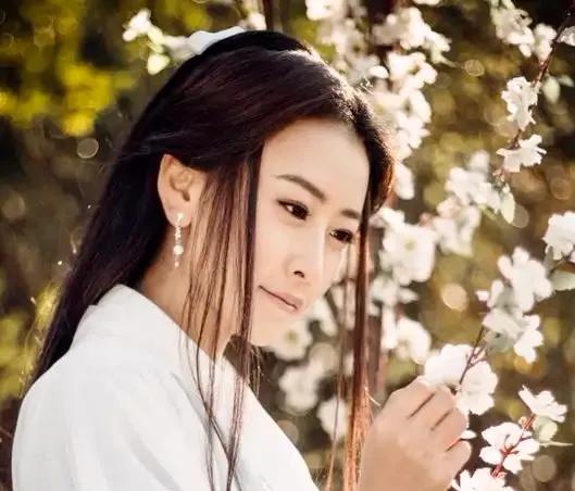 被名字“拖累”的8位女星，明明花容月貌，名字卻非常的漢子