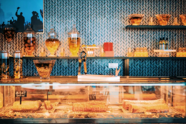 住進愛馬仕橙的房間，躺在高空看海景