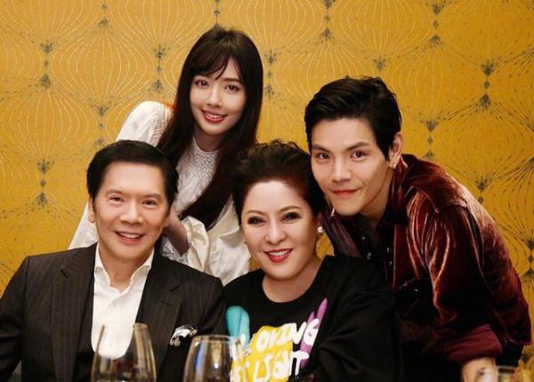 “愛狗”保鏢抱,孫女爺爺抱,向華強抱孫女的姿勢太有愛了 “愛狗”保鏢抱,孫女爺爺抱,向華強抱孫女的姿勢太有愛了