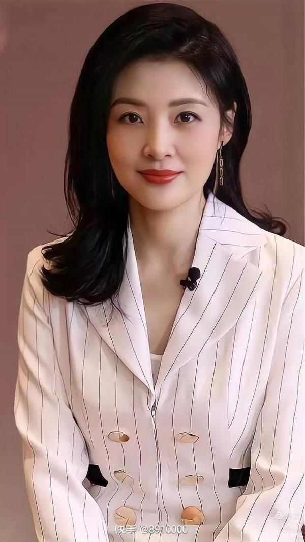 知性優雅的央視前主持人周濤