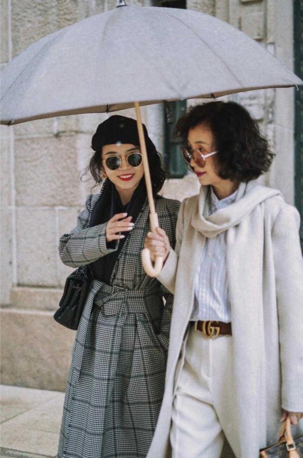 這對母女是博主真會穿！身穿大衣氣質優雅，看著像姐妹花一樣