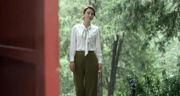 央視主持張蕾七夕打扮美翻天，穿旗袍戴髮簪，精緻似弄堂裡的貴婦