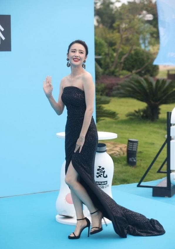 佟麗婭身上有了成熟美,抹胸開叉裙配牛角耳環,就是臉抹得有點白 佟麗婭身上有了成熟美,抹胸開叉裙配牛角耳環,就是臉抹得有點白