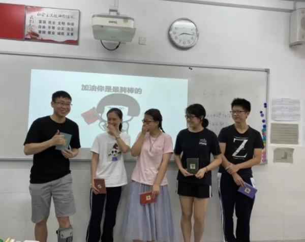 北大碩士去深圳中學當老師,30萬年薪和未來發展的選擇,何去何從 北大碩士去深圳中學當老師,30萬年薪和未來發展的選擇,何去何從