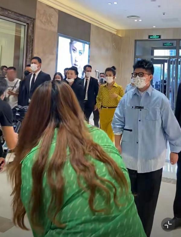 李冰冰參加活動由多個安保“護駕”,被贊臉小眼睛大完美得像雕塑 李冰冰參加活動由多個安保“護駕”,被贊臉小眼睛大完美得像雕塑