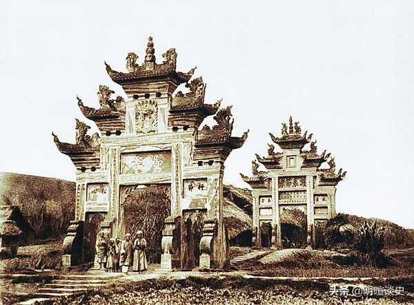 一百多年前，一個小尼姑被害，引出連環奇案，告誡世人什麼是報應