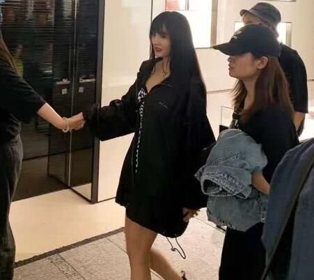 沒打光沒修圖,這才是楊冪的真實樣,臉上膠原蛋白流失手臂肉鬆 沒打光沒修圖,這才是楊冪的真實樣,臉上膠原蛋白流失手臂肉鬆