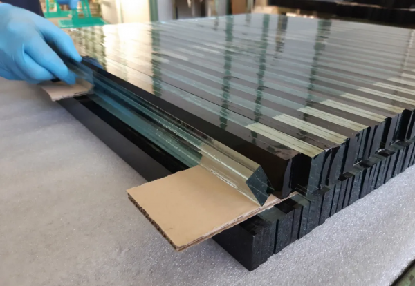 產品 | 透過清澈的 DV 玻璃，追尋優質工藝的身影