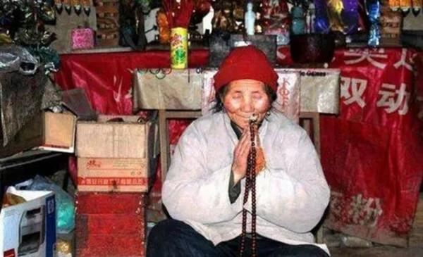 王芝霞:中年頓悟歸隱終南山,45年不見家人,自稱能與佛祖對話 王芝霞:中年頓悟歸隱終南山,45年不見家人,自稱能與佛祖對話