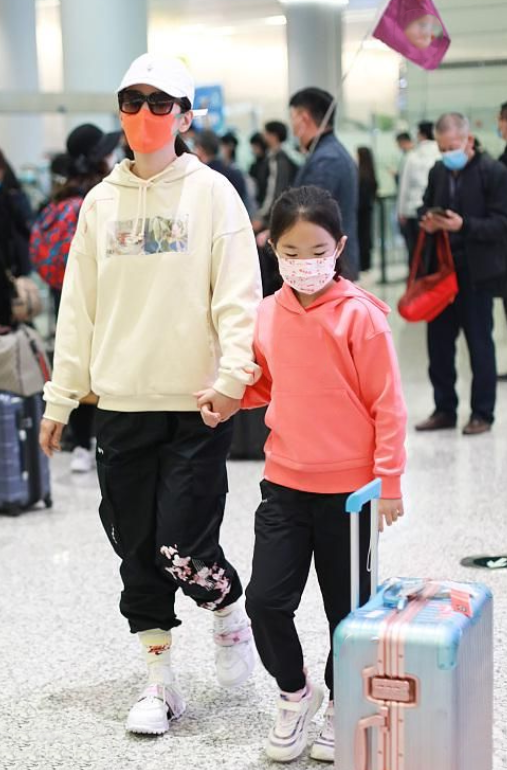 黃奕女兒越長越漂亮，穿娃娃裙清新又洋氣，顏值不如媽但勝在氣質