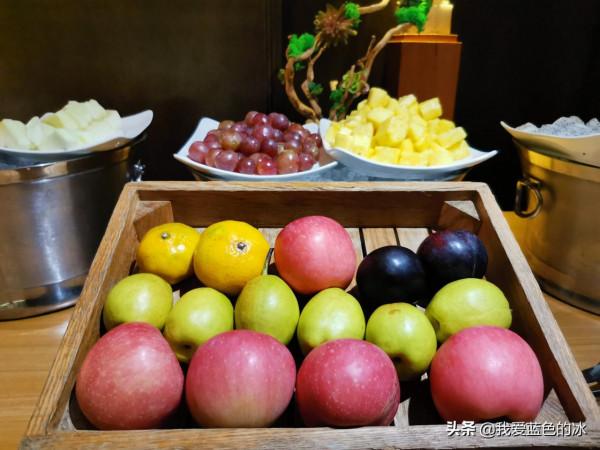 在北京入住的一家酒店的行政酒廊裡，欣賞故宮景色的晚餐