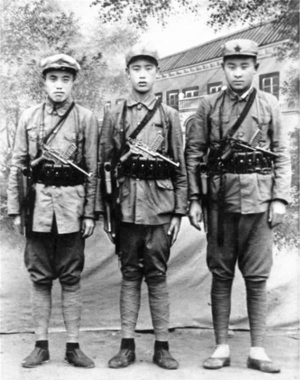 1941年總部來了三個戰士,說出領導名字後,聶榮臻直接拿下,為何 1941年總部來了三個戰士,說出領導名字後,聶榮臻直接拿下,為何