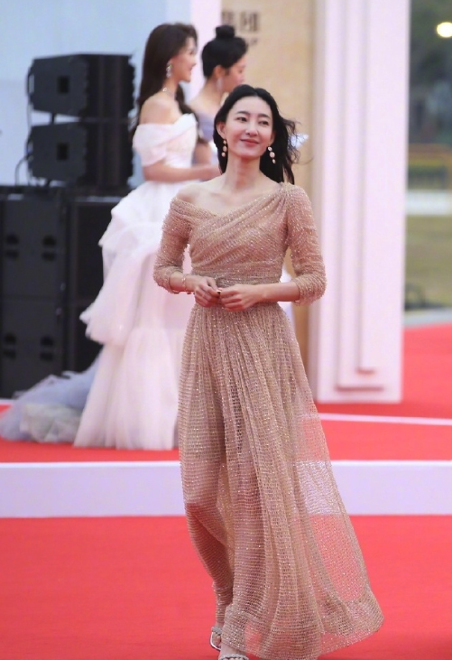 誰說瘦一定好看？金晨骨瘦如柴卻被賈玲吹彈可破的面板狀態打敗